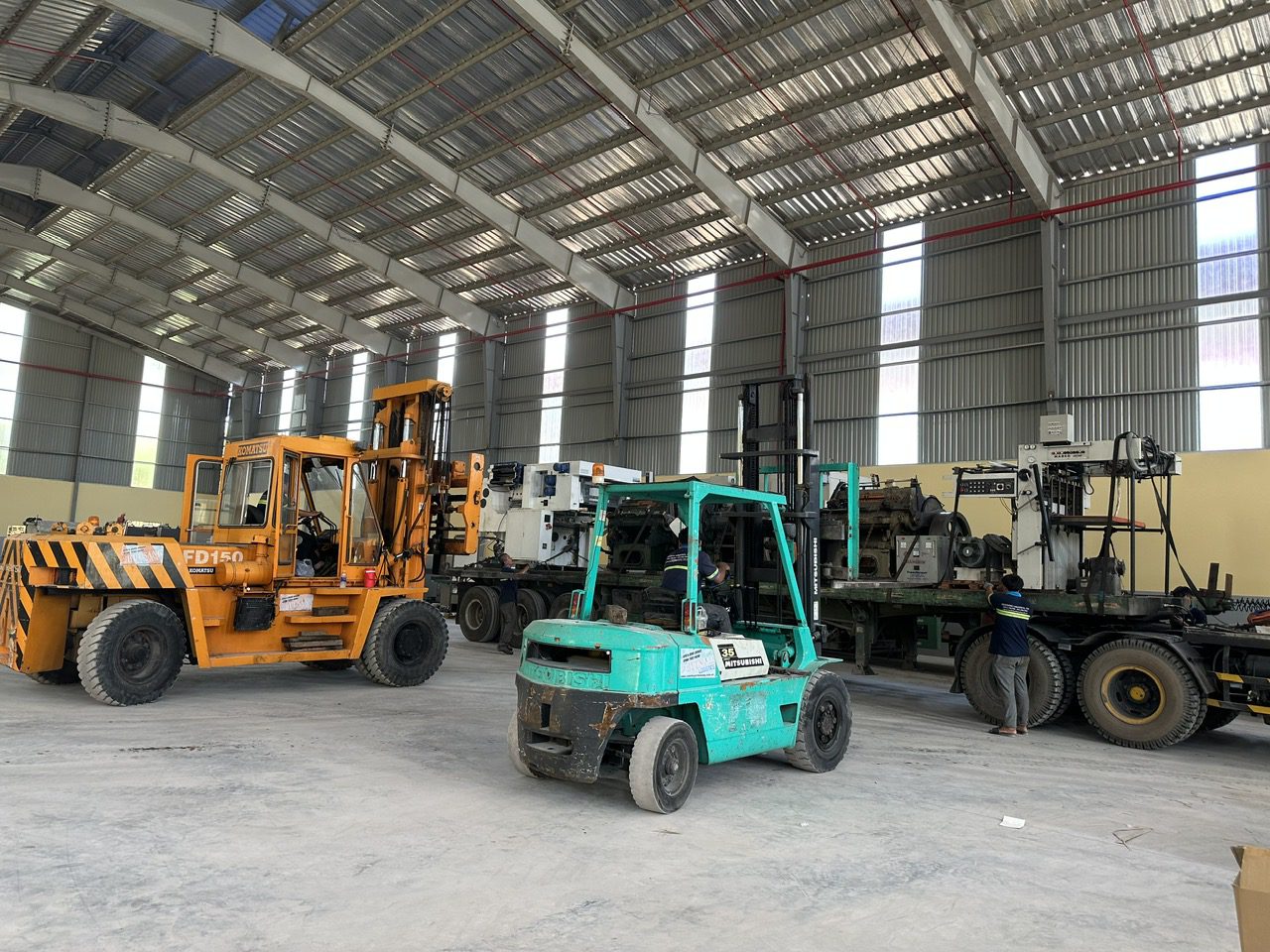 Cho thuê xe nâng kết hợp nâng hạ và vận chuyển