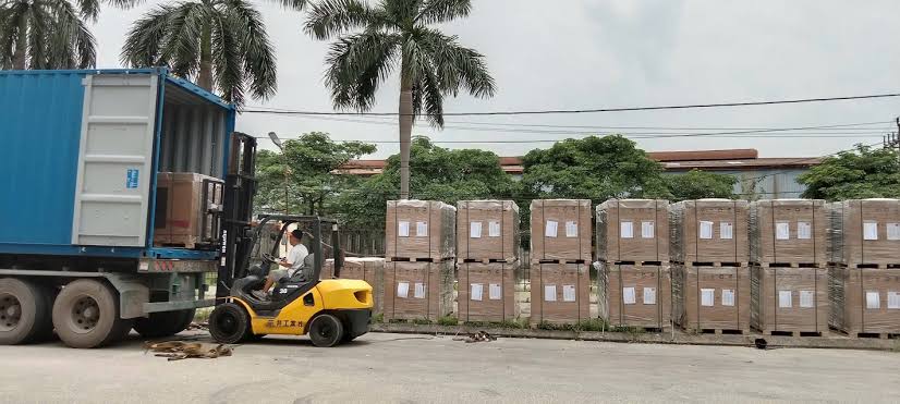 Thuê xe nâng hỗ trợ rút hàng và đóng hàng container nhanh chóng, an toàn.