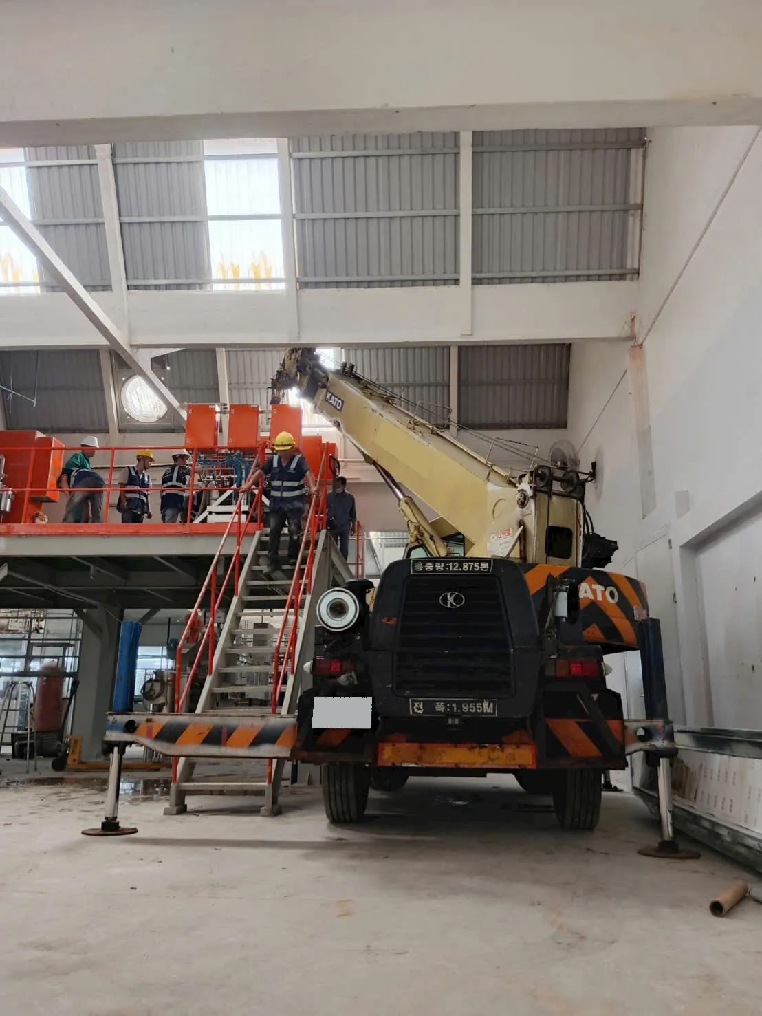 Xe cẩu và thiết bị nâng hạ chuyên dụng